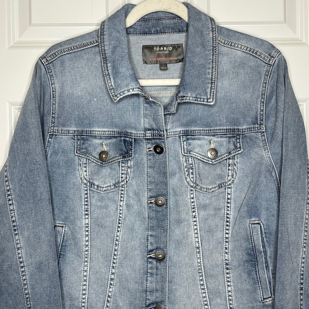 Torrid Frayed Hem Light Wash‎ Denim Jacket Torrid 1 / Plus 1X Trucker Distressed - Picture 2 of 6